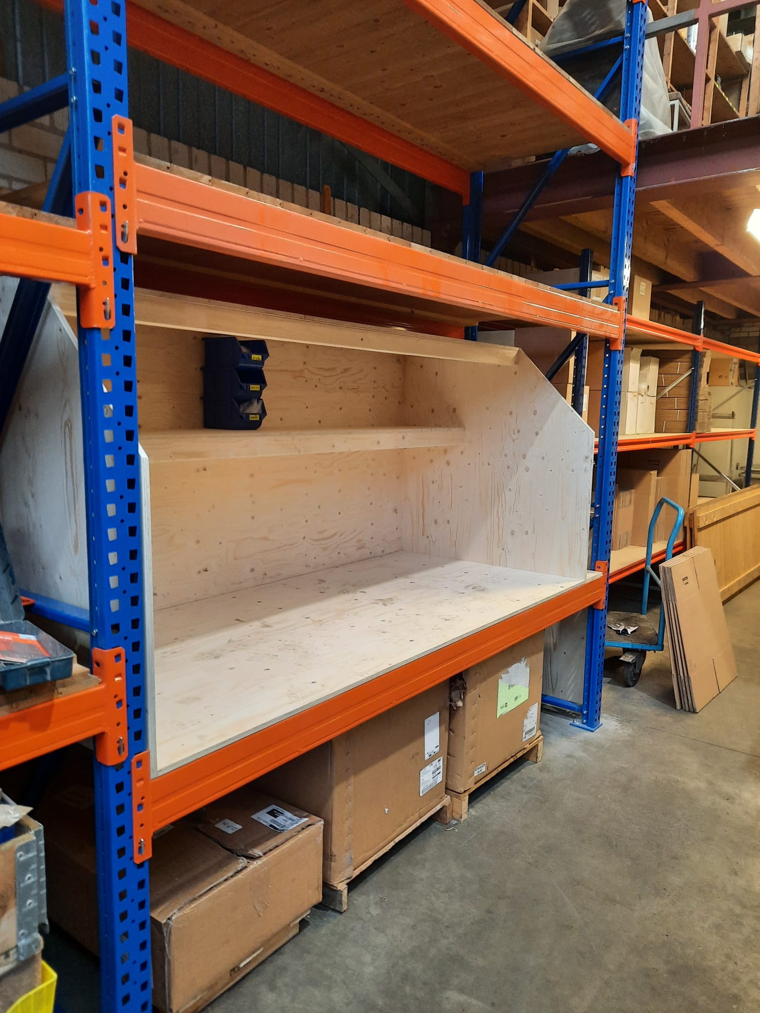 Werkbank van multiplex ingebouwd in een palletstelling